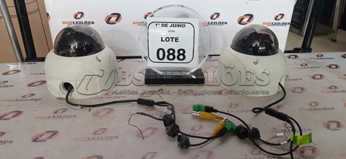LOTE 088 - 02 CÂMERAS DE SEGURANÇA MODELO DOME MARCA SAMSUNG. (NO ESTADO) ATENÇÃO! FAZER A VISITAÇÃO ANTES DE ARREMATAR, NÃO SABEMOS SE FUNCIONA, LEILÃO NÃO TEM GARANTIA E NEM DEVOLUÇÃO, SUJEITO A POSSÍVEIS AVARIAS VISÍVEIS/OCULTAS E/OU AUSÊNCIA DE COMPONENTES.