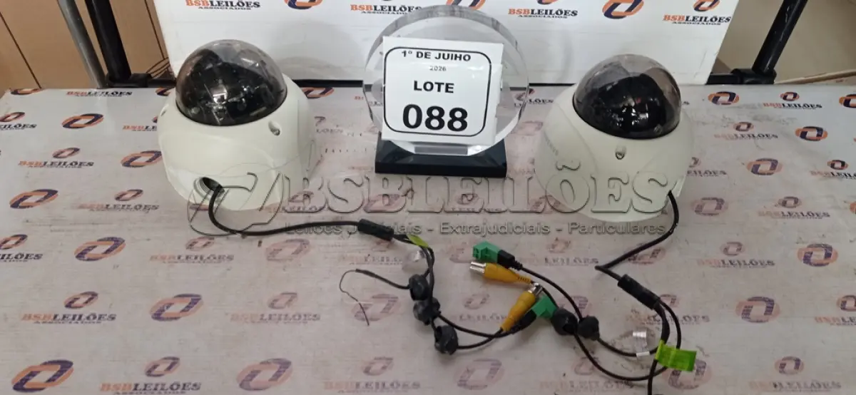 LOTE 088 - 02 CÂMERAS DE SEGURANÇA MODELO DOME MARCA SAMSUNG. (NO ESTADO) ATENÇÃO! FAZER A VISITAÇÃO ANTES DE ARREMATAR, NÃO SABEMOS SE FUNCIONA, LEILÃO NÃO TEM GARANTIA E NEM DEVOLUÇÃO, SUJEITO A POSSÍVEIS AVARIAS VISÍVEIS/OCULTAS E/OU AUSÊNCIA DE COMPONENTES.