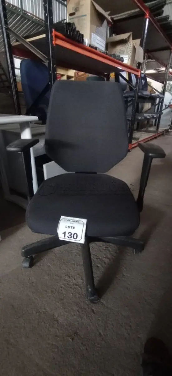 LOTE 130 - 01 CADEIRA DE ESCRITÓRIO GIRATÓRIA. (NO ESTADO) ATENÇÃO! FAZER A VISITAÇÃO ANTES DE ARREMATAR, NÃO SABEMOS SE FUNCIONA, LEILÃO NÃO TEM GARANTIA E NEM DEVOLUÇÃO, SUJEITO A POSSÍVEIS AVARIAS VISÍVEIS/OCULTAS E/OU AUSÊNCIA DE COMPONENTES.