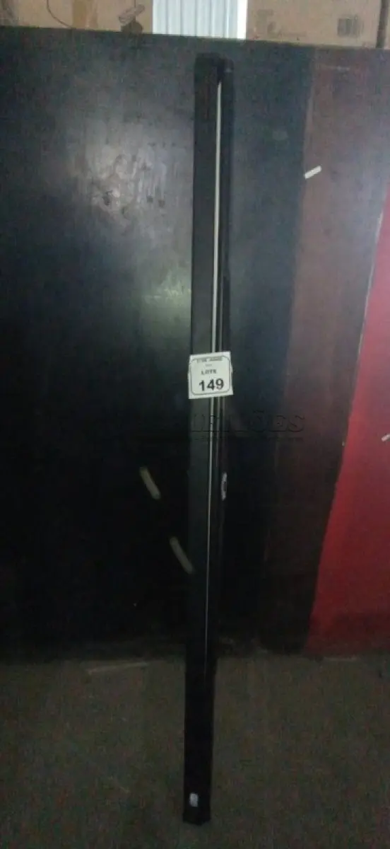 LOTE 149 - 01 TELA DE PROJEÇÃO RETRÁTIL. (NO ESTADO) ATENÇÃO! FAZER A VISITAÇÃO ANTES DE ARREMATAR, NÃO SABEMOS SE FUNCIONA, LEILÃO NÃO TEM GARANTIA E NEM DEVOLUÇÃO, SUJEITO A POSSÍVEIS AVARIAS VISÍVEIS/OCULTAS E/OU AUSÊNCIA DE COMPONENTES.