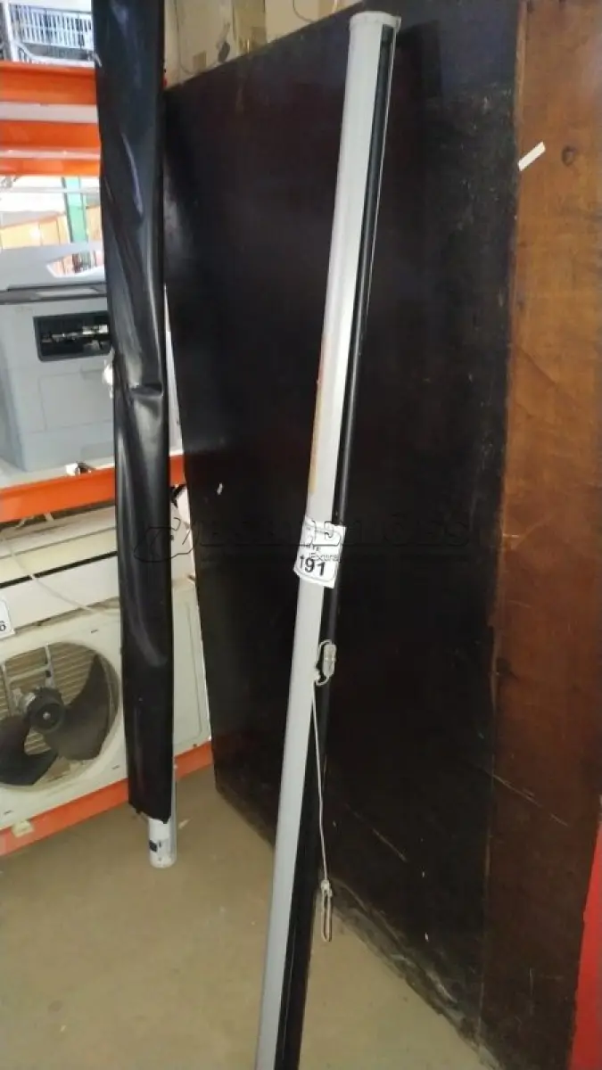 LOTE 191 - 01 TELA DE PROJEÇÃO RETRÁTIL. (NO ESTADO) ATENÇÃO! FAZER A VISITAÇÃO ANTES DE ARREMATAR, NÃO SABEMOS SE FUNCIONA, LEILÃO NÃO TEM GARANTIA E NEM DEVOLUÇÃO, SUJEITO A POSSÍVEIS AVARIAS VISÍVEIS/OCULTAS E/OU AUSÊNCIA DE COMPONENTES.