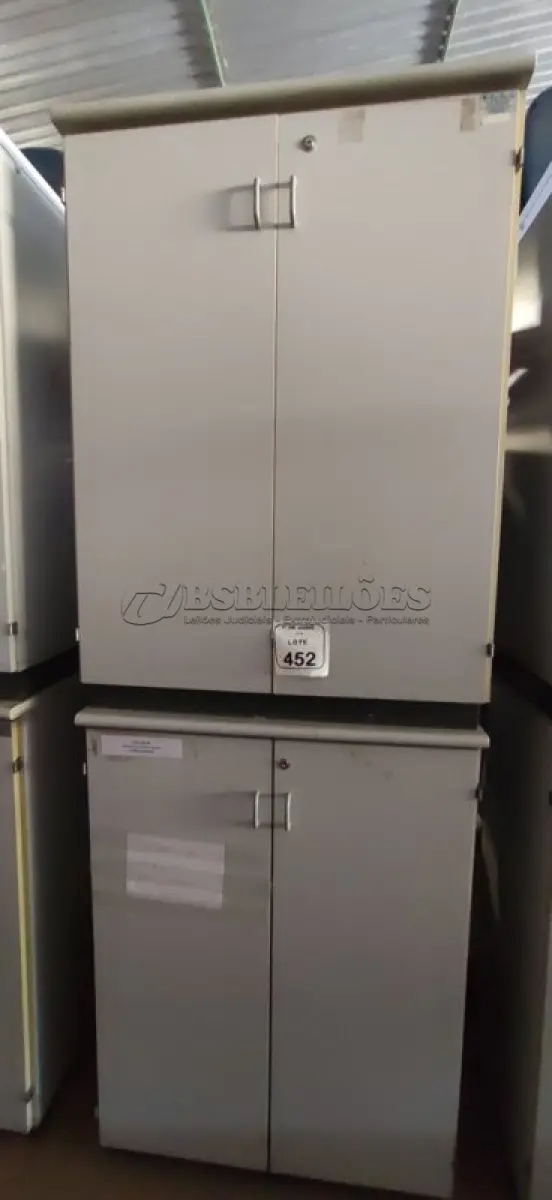 LOTE 452 - 02 ARMÁRIOS EM MADEIRA COM 02 PORTAS. (NO ESTADO) ATENÇÃO! FAZER A VISITAÇÃO ANTES DE ARREMATAR, NÃO SABEMOS SE FUNCIONA, LEILÃO NÃO TEM GARANTIA E NEM DEVOLUÇÃO, SUJEITO A POSSÍVEIS AVARIAS VISÍVEIS/OCULTAS E/OU AUSÊNCIA DE COMPONENTES.