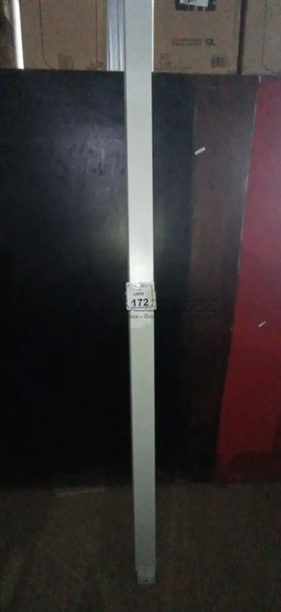 LOTE 172 - 01 TELA DE PROJEÇÃO RETRÁTIL. (NO ESTADO) ATENÇÃO! FAZER A VISITAÇÃO ANTES DE ARREMATAR, NÃO SABEMOS SE FUNCIONA, LEILÃO NÃO TEM GARANTIA E NEM DEVOLUÇÃO, SUJEITO A POSSÍVEIS AVARIAS VISÍVEIS/OCULTAS E/OU AUSÊNCIA DE COMPONENTES.