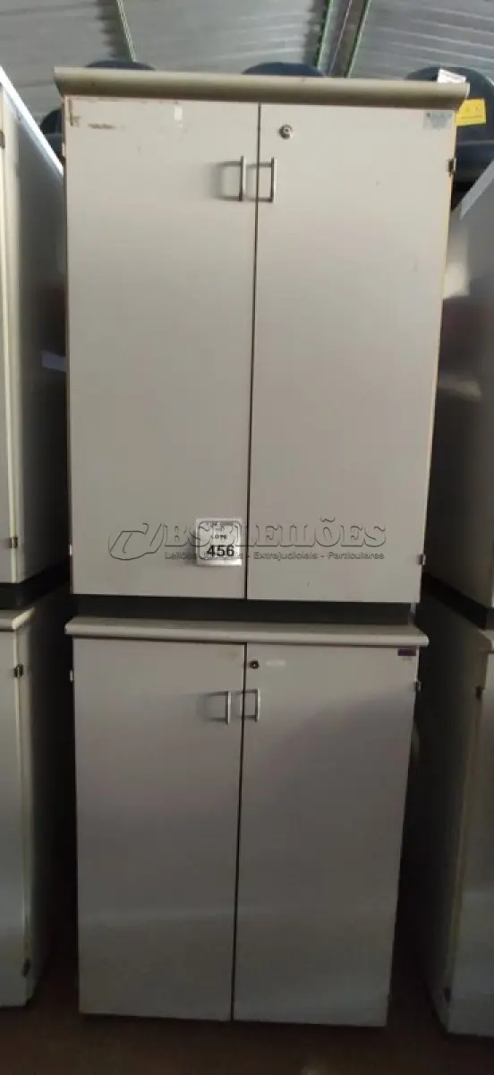 LOTE 456 - 02 ARMÁRIOS EM MADEIRA COM 02 PORTAS. (NO ESTADO) ATENÇÃO! FAZER A VISITAÇÃO ANTES DE ARREMATAR, NÃO SABEMOS SE FUNCIONA, LEILÃO NÃO TEM GARANTIA E NEM DEVOLUÇÃO, SUJEITO A POSSÍVEIS AVARIAS VISÍVEIS/OCULTAS E/OU AUSÊNCIA DE COMPONENTES.