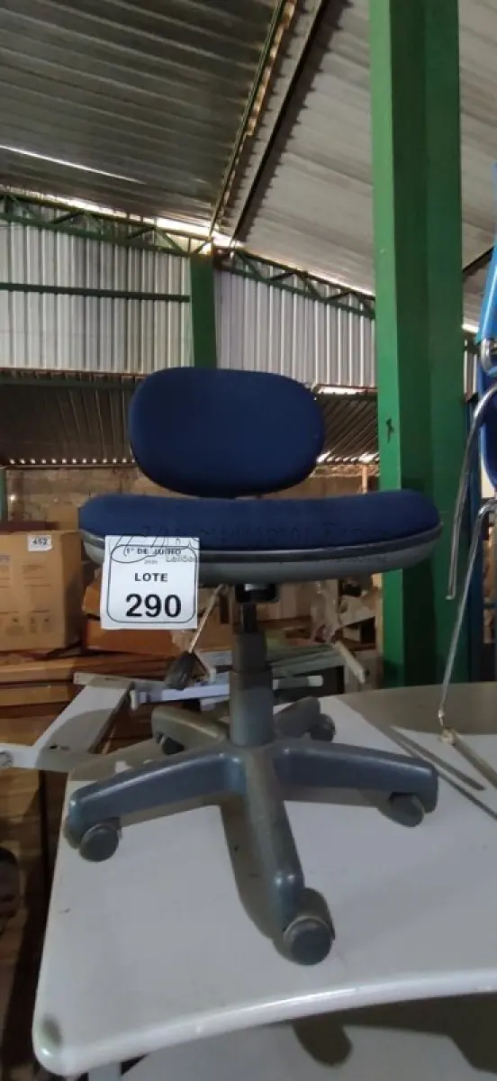 LOTE 290 - 01 CADEIRA DE ESCRITÓRIO GIRATÓRIA. (NO ESTADO) ATENÇÃO! FAZER A VISITAÇÃO ANTES DE ARREMATAR, NÃO SABEMOS SE FUNCIONA, LEILÃO NÃO TEM GARANTIA E NEM DEVOLUÇÃO, SUJEITO A POSSÍVEIS AVARIAS VISÍVEIS/OCULTAS E/OU AUSÊNCIA DE COMPONENTES.