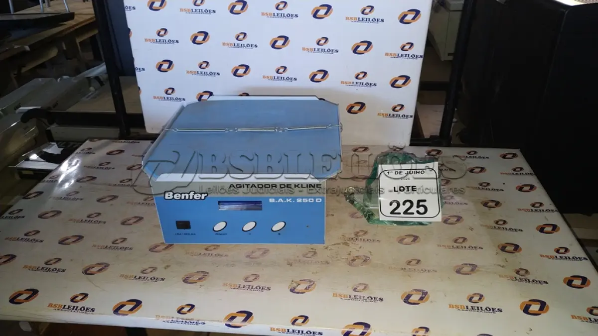 LOTE 225 - 01 AGITADOR DE KLINE MODELO B.AK. 250 D MARCA BENFER. (NO ESTADO) ATENÇÃO! FAZER A VISITAÇÃO ANTES DE ARREMATAR, NÃO SABEMOS SE FUNCIONA, LEILÃO NÃO TEM GARANTIA E NEM DEVOLUÇÃO, SUJEITO A POSSÍVEIS AVARIAS VISÍVEIS/OCULTAS E/OU AUSÊNCIA DE COMPONENTES.