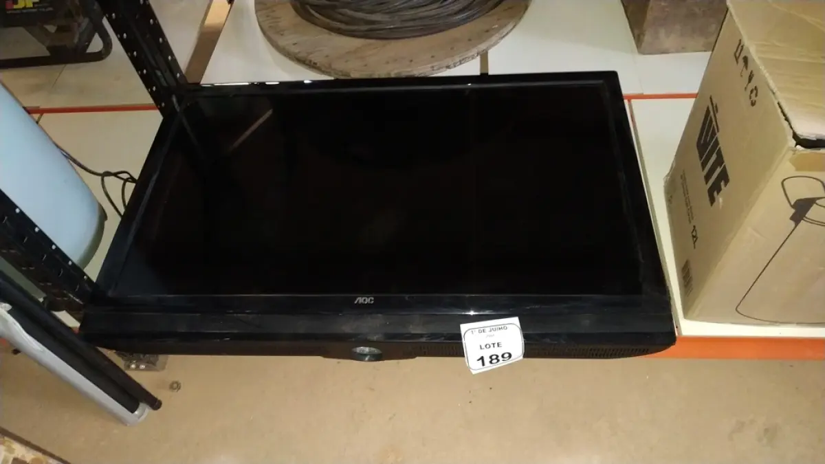 LOTE 189 - 01 TV 42’’ MARCA AOC PARA RETIRADA DE PEÇAS. (NO ESTADO) ATENÇÃO! FAZER A VISITAÇÃO ANTES DE ARREMATAR, NÃO SABEMOS SE FUNCIONA, LEILÃO NÃO TEM GARANTIA E NEM DEVOLUÇÃO, SUJEITO A POSSÍVEIS AVARIAS VISÍVEIS/OCULTAS E/OU AUSÊNCIA DE COMPONENTES.