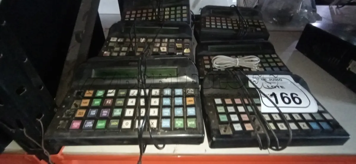 LOTE 166 - 11 TECLADOS SMAK SKO-44. (NO ESTADO) ATENÇÃO! FAZER A VISITAÇÃO ANTES DE ARREMATAR, NÃO SABEMOS SE FUNCIONA, LEILÃO NÃO TEM GARANTIA E NEM DEVOLUÇÃO, SUJEITO A POSSÍVEIS AVARIAS VISÍVEIS/OCULTAS E/OU AUSÊNCIA DE COMPONENTES.