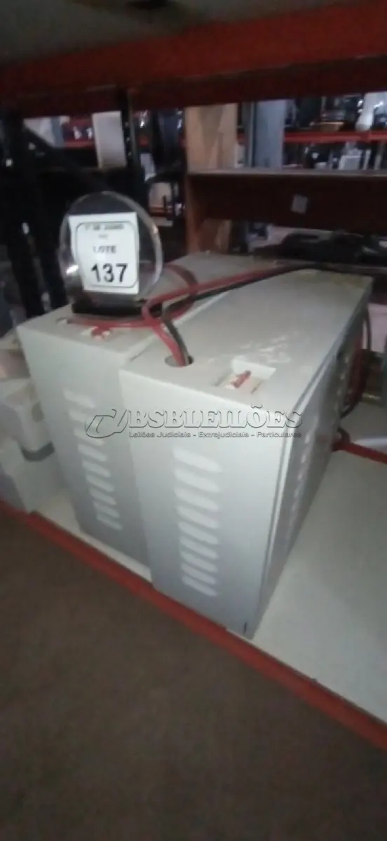 LOTE 137 - 02 BANCOS DE BATERIA VAZIOS. (NO ESTADO) ATENÇÃO! FAZER A VISITAÇÃO ANTES DE ARREMATAR, NÃO SABEMOS SE FUNCIONA, LEILÃO NÃO TEM GARANTIA E NEM DEVOLUÇÃO, SUJEITO A POSSÍVEIS AVARIAS VISÍVEIS/OCULTAS E/OU AUSÊNCIA DE COMPONENTES.