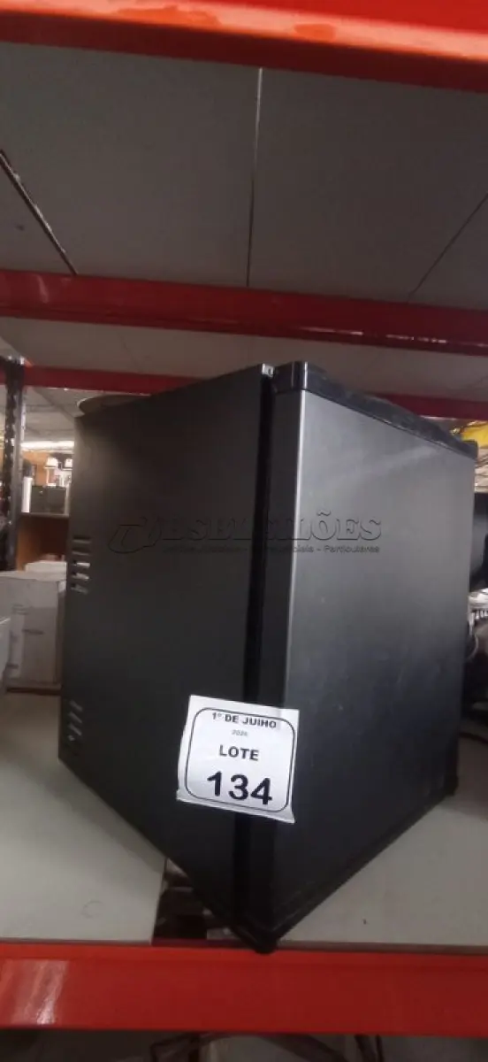 LOTE 134 - 01 FRIGOBAR 220V. (NO ESTADO) ATENÇÃO! FAZER A VISITAÇÃO ANTES DE ARREMATAR, NÃO SABEMOS SE FUNCIONA, LEILÃO NÃO TEM GARANTIA E NEM DEVOLUÇÃO, SUJEITO A POSSÍVEIS AVARIAS VISÍVEIS/OCULTAS E/OU AUSÊNCIA DE COMPONENTES.