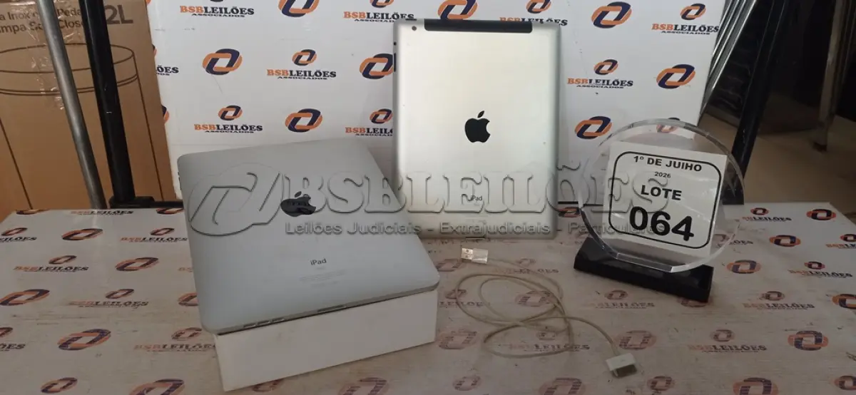 LOTE 064 - 02 IPADS APPLE COM 01 CARREGADOR. (NO ESTADO) ATENÇÃO! FAZER A VISITAÇÃO ANTES DE ARREMATAR, NÃO SABEMOS SE FUNCIONA, LEILÃO NÃO TEM GARANTIA E NEM DEVOLUÇÃO, SUJEITO A POSSÍVEIS AVARIAS VISÍVEIS/OCULTAS E/OU AUSÊNCIA DE COMPONENTES.