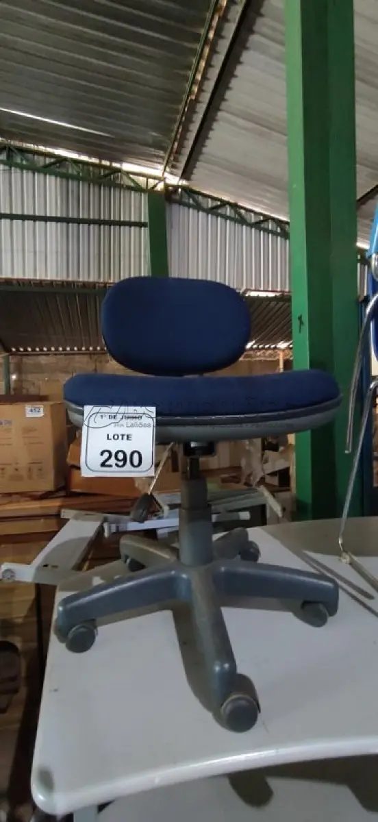 LOTE 290 - 01 CADEIRA DE ESCRITÓRIO GIRATÓRIA. (NO ESTADO) ATENÇÃO! FAZER A VISITAÇÃO ANTES DE ARREMATAR, NÃO SABEMOS SE FUNCIONA, LEILÃO NÃO TEM GARANTIA E NEM DEVOLUÇÃO, SUJEITO A POSSÍVEIS AVARIAS VISÍVEIS/OCULTAS E/OU AUSÊNCIA DE COMPONENTES.