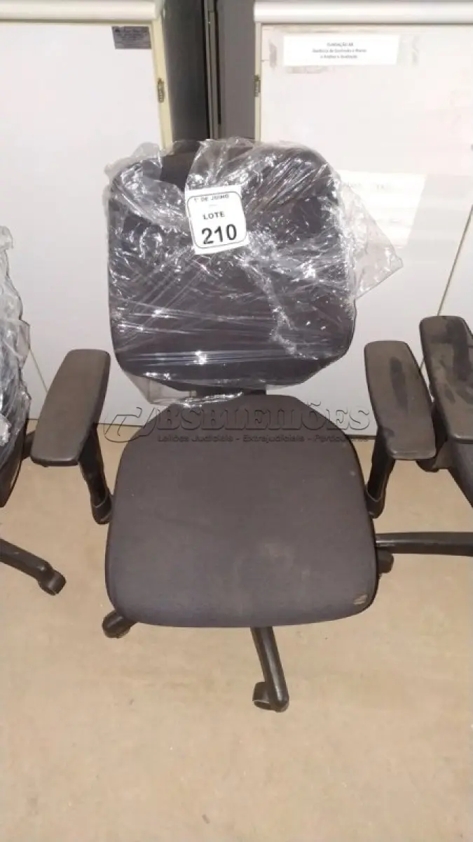 LOTE 210 - 01 CADEIRA DE ESCRITÓRIO GIRATÓRIA. (NO ESTADO) ATENÇÃO! FAZER A VISITAÇÃO ANTES DE ARREMATAR, NÃO SABEMOS SE FUNCIONA, LEILÃO NÃO TEM GARANTIA E NEM DEVOLUÇÃO, SUJEITO A POSSÍVEIS AVARIAS VISÍVEIS/OCULTAS E/OU AUSÊNCIA DE COMPONENTES.