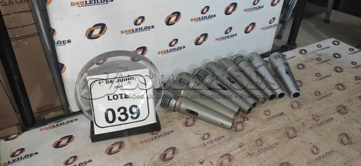 LOTE 039 - 09 MICROFONES DE MARCAS E MODELOS DIVERSOS. (NO ESTADO) ATENÇÃO! FAZER A VISITAÇÃO ANTES DE ARREMATAR, NÃO SABEMOS SE FUNCIONA, LEILÃO NÃO TEM GARANTIA E NEM DEVOLUÇÃO, SUJEITO A POSSÍVEIS AVARIAS VISÍVEIS/OCULTAS E/OU AUSÊNCIA DE COMPONENTES.