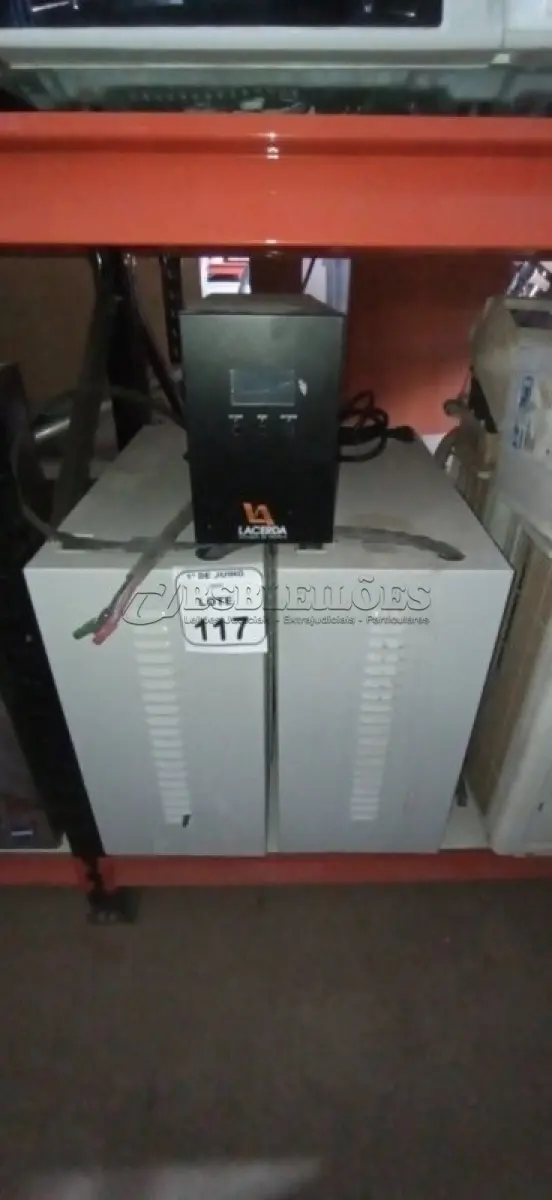 LOTE 117 - 01 NOBREAK E 02 BANCOS DE BATERIA. (NO ESTADO) ATENÇÃO! FAZER A VISITAÇÃO ANTES DE ARREMATAR, NÃO SABEMOS SE FUNCIONA, LEILÃO NÃO TEM GARANTIA E NEM DEVOLUÇÃO, SUJEITO A POSSÍVEIS AVARIAS VISÍVEIS/OCULTAS E/OU AUSÊNCIA DE COMPONENTES.