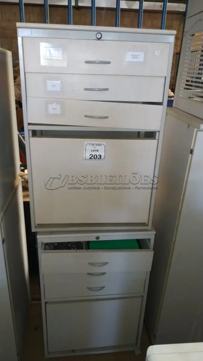LOTE 203 - 02 ARMÁRIOS PEQUENOS EM FERRO E MADEIRA COM 03 GAVETAS E 01 COMPARTIMENTO. (NO ESTADO) ATENÇÃO! FAZER A VISITAÇÃO ANTES DE ARREMATAR, NÃO SABEMOS SE FUNCIONA, LEILÃO NÃO TEM GARANTIA E NEM DEVOLUÇÃO, SUJEITO A POSSÍVEIS AVARIAS VISÍVEIS/OCULTAS E/OU AUSÊNCIA DE COMPONENTES.