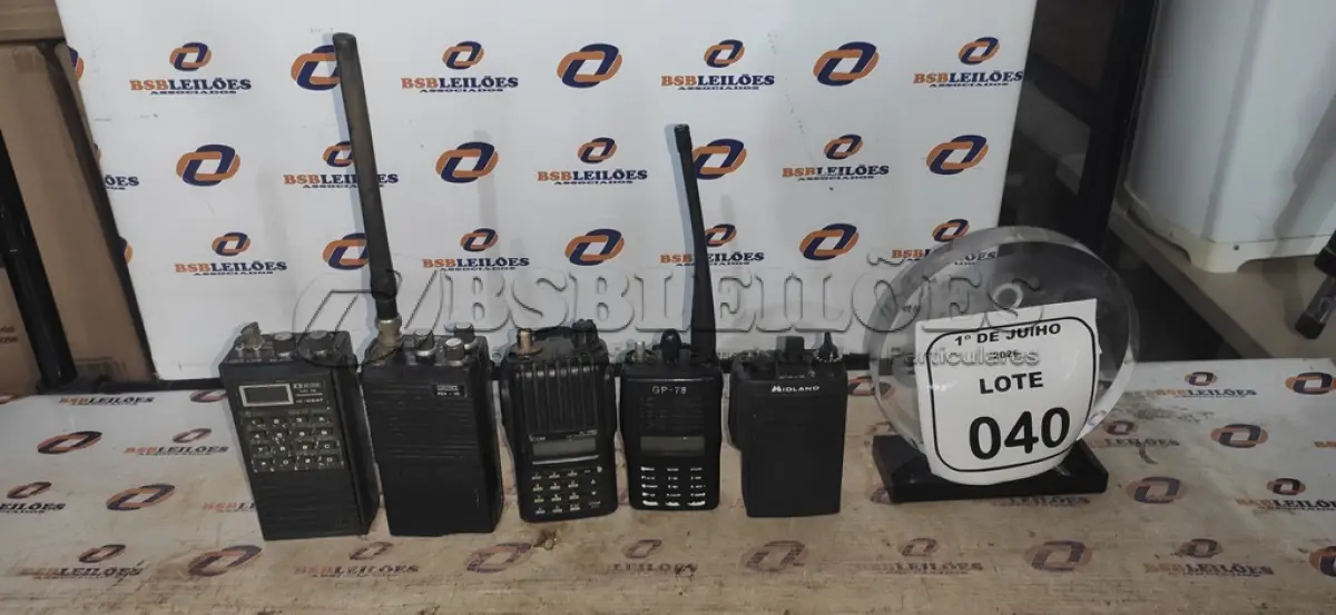 LOTE 040 - 03 RÁDIOS TRANSCEPTORES E 02 RÁDIOS COMUNICADORES DE MARCAS E MODELOS DIVERSOS. (NO ESTADO) ATENÇÃO! FAZER A VISITAÇÃO ANTES DE ARREMATAR, NÃO SABEMOS SE FUNCIONA, LEILÃO NÃO TEM GARANTIA E NEM DEVOLUÇÃO, SUJEITO A POSSÍVEIS AVARIAS VISÍVEIS/OCULTAS E/OU AUSÊNCIA DE COMPONENTES.