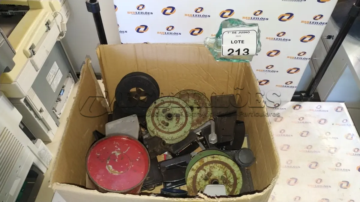 LOTE 213 - 02 ROLOS DE ARAME, 01 FUNIL DE ÓLEO, 01 LEITOR DE CARTÃO, 01 LEITOR BIOMÉTRICO E VÁRIOS PERFURADORES DE PAPEL MANUAL. (NO ESTADO) ATENÇÃO! FAZER A VISITAÇÃO ANTES DE ARREMATAR, NÃO SABEMOS SE FUNCIONA, LEILÃO NÃO TEM GARANTIA E NEM DEVOLUÇÃO, SUJEITO A POSSÍVEIS AVARIAS VISÍVEIS/OCULTAS E/OU AUSÊNCIA DE COMPONENTES.