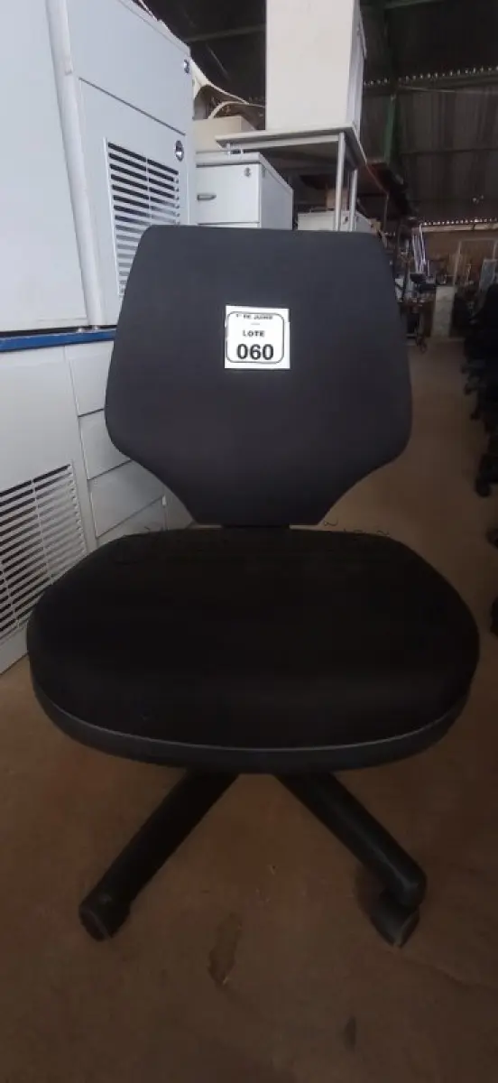 LOTE 060 - 01 CADEIRA DE ESCRITÓRIO GIRATÓRIA. (NO ESTADO) ATENÇÃO! FAZER A VISITAÇÃO ANTES DE ARREMATAR, NÃO SABEMOS SE FUNCIONA, LEILÃO NÃO TEM GARANTIA E NEM DEVOLUÇÃO, SUJEITO A POSSÍVEIS AVARIAS VISÍVEIS/OCULTAS E/OU AUSÊNCIA DE COMPONENTES.