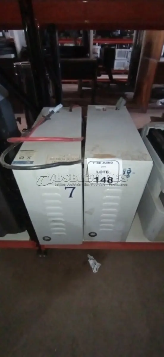 LOTE 148 - 02 BANCOS DE BATERIA VAZIOS. (NO ESTADO) ATENÇÃO! FAZER A VISITAÇÃO ANTES DE ARREMATAR, NÃO SABEMOS SE FUNCIONA, LEILÃO NÃO TEM GARANTIA E NEM DEVOLUÇÃO, SUJEITO A POSSÍVEIS AVARIAS VISÍVEIS/OCULTAS E/OU AUSÊNCIA DE COMPONENTES.