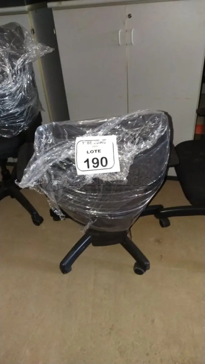 LOTE 190 - 01 CADEIRA DE ESCRITÓRIO GIRATÓRIA. (NO ESTADO) ATENÇÃO! FAZER A VISITAÇÃO ANTES DE ARREMATAR, NÃO SABEMOS SE FUNCIONA, LEILÃO NÃO TEM GARANTIA E NEM DEVOLUÇÃO, SUJEITO A POSSÍVEIS AVARIAS VISÍVEIS/OCULTAS E/OU AUSÊNCIA DE COMPONENTES.