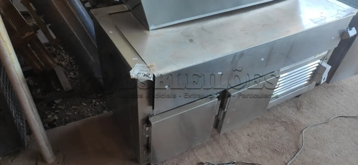 LOTE 532 - 01 BALCÃO REFRIGERADO INDUSTRIAL EM INOX. (NO ESTADO) ATENÇÃO! FAZER A VISITAÇÃO ANTES DE ARREMATAR, NÃO SABEMOS SE FUNCIONA, LEILÃO NÃO TEM GARANTIA E NEM DEVOLUÇÃO, SUJEITO A POSSÍVEIS AVARIAS VISÍVEIS/OCULTAS E/OU AUSÊNCIA DE COMPONENTES.