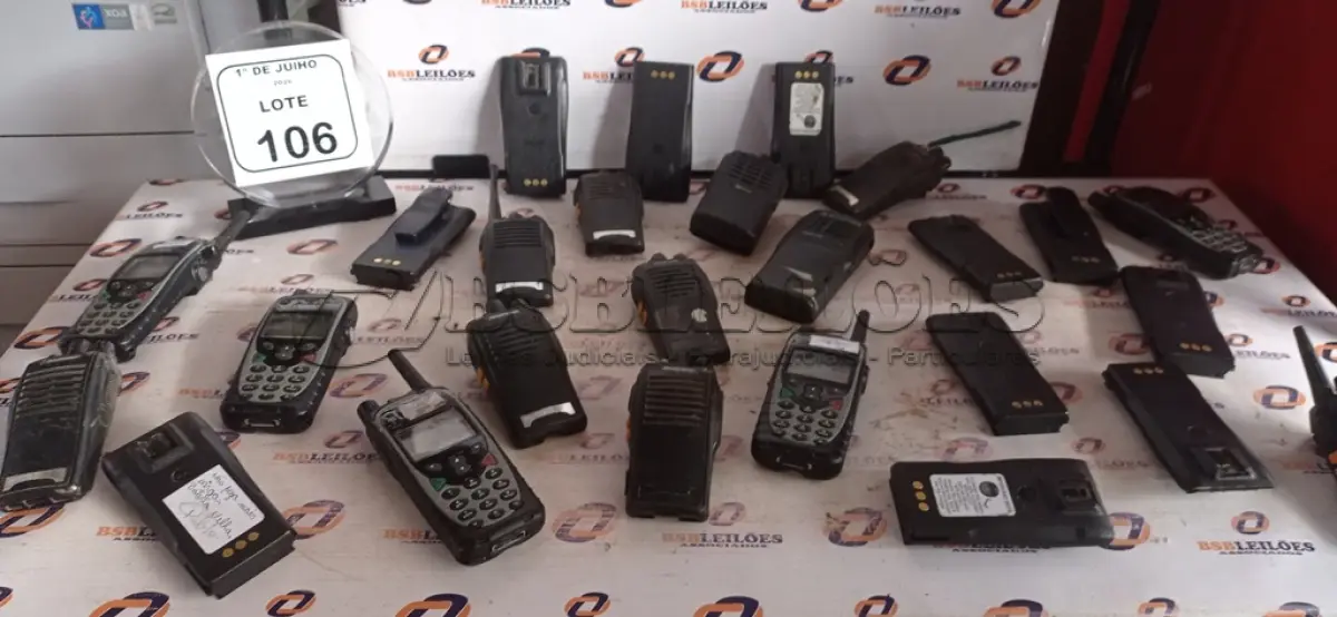 LOTE 106 - 01 LOTE COM VÁRIOS RÁDIOS COMUNICADORES DE MARCAS E MODELOS DIVERSOS PARA RETIRADA DE PEÇAS. (NO ESTADO) ATENÇÃO! FAZER A VISITAÇÃO ANTES DE ARREMATAR, NÃO SABEMOS SE FUNCIONA, LEILÃO NÃO TEM GARANTIA E NEM DEVOLUÇÃO, SUJEITO A POSSÍVEIS AVARIAS VISÍVEIS/OCULTAS E/OU AUSÊNCIA DE COMPONENTES.