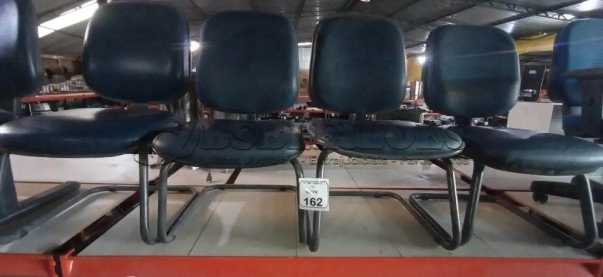 LOTE 162 - 04 CADEIRAS DE PÉS FIXOS. (NO ESTADO) ATENÇÃO! FAZER A VISITAÇÃO ANTES DE ARREMATAR, NÃO SABEMOS SE FUNCIONA, LEILÃO NÃO TEM GARANTIA E NEM DEVOLUÇÃO, SUJEITO A POSSÍVEIS AVARIAS VISÍVEIS/OCULTAS E/OU AUSÊNCIA DE COMPONENTES.