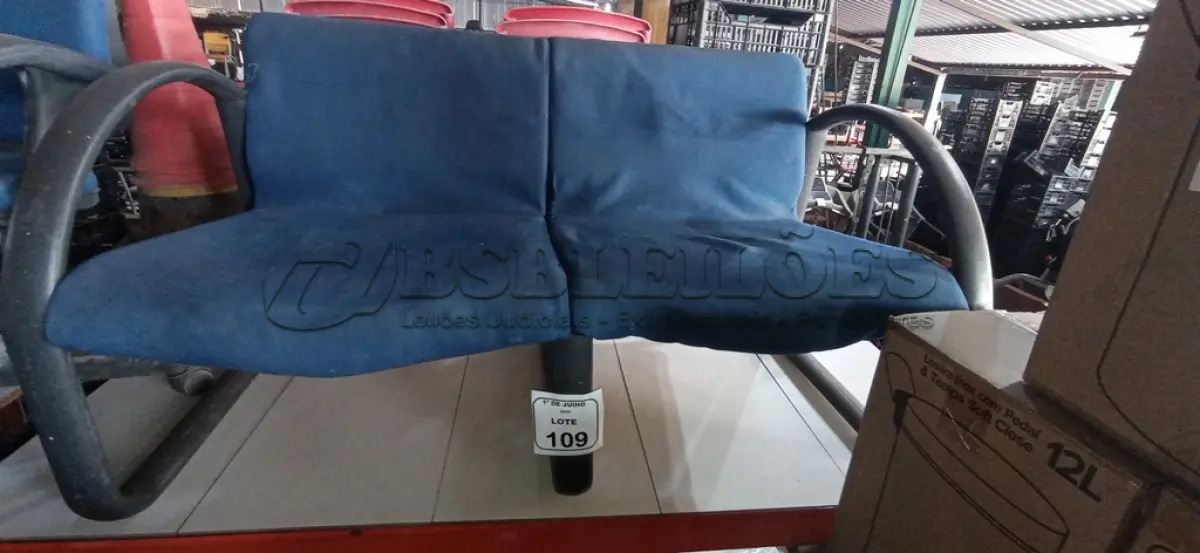 LOTE 109 - 01 POLTRONA DE 02 LUGARES. (NO ESTADO) ATENÇÃO! FAZER A VISITAÇÃO ANTES DE ARREMATAR, NÃO SABEMOS SE FUNCIONA, LEILÃO NÃO TEM GARANTIA E NEM DEVOLUÇÃO, SUJEITO A POSSÍVEIS AVARIAS VISÍVEIS/OCULTAS E/OU AUSÊNCIA DE COMPONENTES.