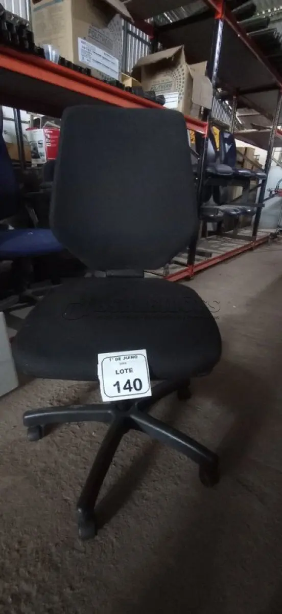 LOTE 140 - 01 CADEIRA DE ESCRITÓRIO GIRATÓRIA. (NO ESTADO) ATENÇÃO! FAZER A VISITAÇÃO ANTES DE ARREMATAR, NÃO SABEMOS SE FUNCIONA, LEILÃO NÃO TEM GARANTIA E NEM DEVOLUÇÃO, SUJEITO A POSSÍVEIS AVARIAS VISÍVEIS/OCULTAS E/OU AUSÊNCIA DE COMPONENTES.