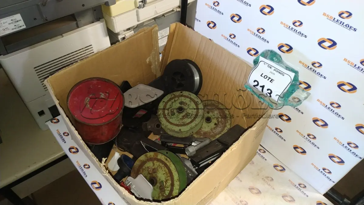 LOTE 213 - 02 ROLOS DE ARAME, 01 FUNIL DE ÓLEO, 01 LEITOR DE CARTÃO, 01 LEITOR BIOMÉTRICO E VÁRIOS PERFURADORES DE PAPEL MANUAL. (NO ESTADO) ATENÇÃO! FAZER A VISITAÇÃO ANTES DE ARREMATAR, NÃO SABEMOS SE FUNCIONA, LEILÃO NÃO TEM GARANTIA E NEM DEVOLUÇÃO, SUJEITO A POSSÍVEIS AVARIAS VISÍVEIS/OCULTAS E/OU AUSÊNCIA DE COMPONENTES.