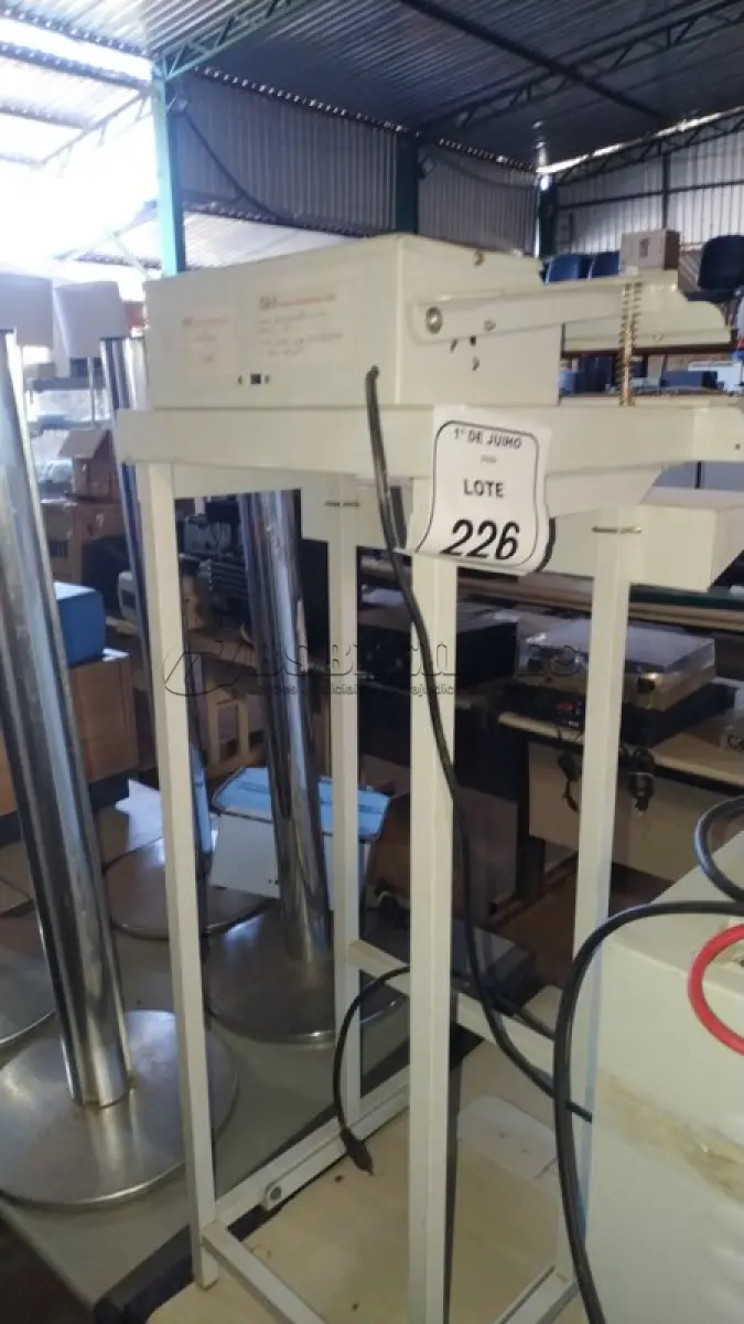 LOTE 226 - 01 SELADORA COM PEDAL. (NO ESTADO) ATENÇÃO! FAZER A VISITAÇÃO ANTES DE ARREMATAR, NÃO SABEMOS SE FUNCIONA, LEILÃO NÃO TEM GARANTIA E NEM DEVOLUÇÃO, SUJEITO A POSSÍVEIS AVARIAS VISÍVEIS/OCULTAS E/OU AUSÊNCIA DE COMPONENTES.