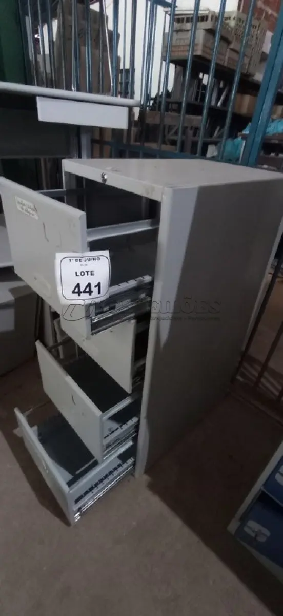 LOTE 441 - 01 ARQUIVO DE AÇO COM 04 GAVETAS. (NO ESTADO) ATENÇÃO! FAZER A VISITAÇÃO ANTES DE ARREMATAR, NÃO SABEMOS SE FUNCIONA, LEILÃO NÃO TEM GARANTIA E NEM DEVOLUÇÃO, SUJEITO A POSSÍVEIS AVARIAS VISÍVEIS/OCULTAS E/OU AUSÊNCIA DE COMPONENTES.