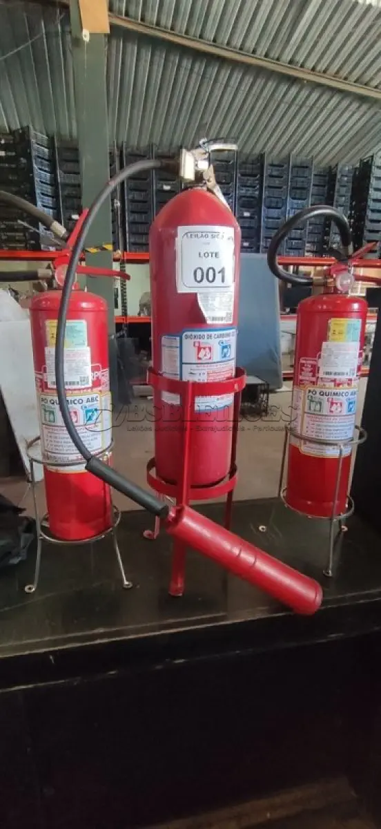 LOTE 001 - 02 EXTINTORES DE INCÊNDIO COM CARGA DE PÓ QUÍMICO A,B,C E 01 EXTINTOR DE INCÊNDIO COM CARGA DE CO2 B,C. NO ESTADO) ATENÇÃO! FAZER A VISITAÇÃO ANTES DE ARREMATAR, NÃO SABEMOS SE FUNCIONA, LEILÃO NÃO TEM GARANTIA E NEM DEVOLUÇÃO, SUJEITO A POSSÍVEIS AVARIAS VISÍVEIS/OCULTAS E/OU AUSÊNCIA DE COMPONENTES.