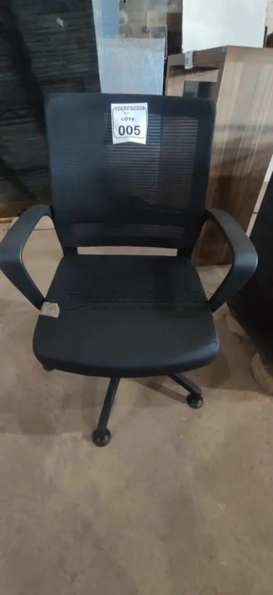 LOTE 005 - 01 CADEIRA PARA ESCRITÓRIO EXECUTIVA PRETA. (NO ESTADO) ATENÇÃO! FAZER A VISITAÇÃO ANTES DE ARREMATAR, NÃO SABEMOS SE FUNCIONA, LEILÃO NÃO TEM GARANTIA E NEM DEVOLUÇÃO, SUJEITO A POSSÍVEIS AVARIAS VISÍVEIS/OCULTAS E/OU AUSÊNCIA DE COMPONENTES.