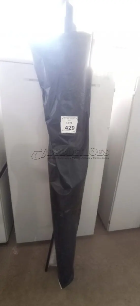 LOTE 429 - 01 TELA DE PROJEÇÃO RETRÁTIL. (NO ESTADO) ATENÇÃO! FAZER A VISITAÇÃO ANTES DE ARREMATAR, NÃO SABEMOS SE FUNCIONA, LEILÃO NÃO TEM GARANTIA E NEM DEVOLUÇÃO, SUJEITO A POSSÍVEIS AVARIAS VISÍVEIS/OCULTAS E/OU AUSÊNCIA DE COMPONENTES.