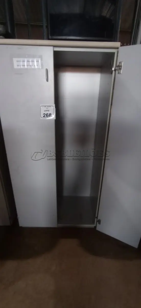 LOTE 268 - 01 ARMÁRIO 02 PORTAS EM MADEIRA. (NO ESTADO) ATENÇÃO! FAZER A VISITAÇÃO ANTES DE ARREMATAR, NÃO SABEMOS SE FUNCIONA, LEILÃO NÃO TEM GARANTIA E NEM DEVOLUÇÃO, SUJEITO A POSSÍVEIS AVARIAS VISÍVEIS/OCULTAS E/OU AUSÊNCIA DE COMPONENTES.
