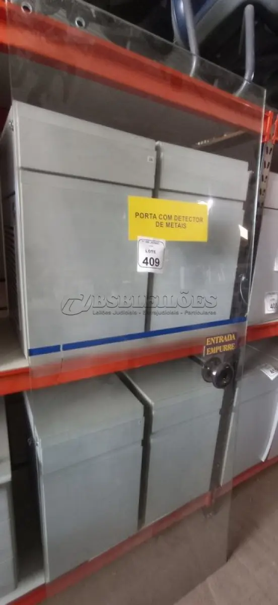 LOTE 409 - 01 PORTA DE VIDRO DE 2,06X0,83. (NO ESTADO) ATENÇÃO! FAZER A VISITAÇÃO ANTES DE ARREMATAR, NÃO SABEMOS SE FUNCIONA, LEILÃO NÃO TEM GARANTIA E NEM DEVOLUÇÃO, SUJEITO A POSSÍVEIS AVARIAS VISÍVEIS/OCULTAS E/OU AUSÊNCIA DE COMPONENTES.