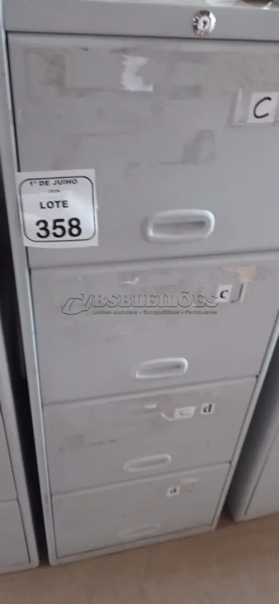 LOTE 358 - 01 ARQUIVO DE AÇO COM 04 GAVETAS. (NO ESTADO) ATENÇÃO! FAZER A VISITAÇÃO ANTES DE ARREMATAR, NÃO SABEMOS SE FUNCIONA, LEILÃO NÃO TEM GARANTIA E NEM DEVOLUÇÃO, SUJEITO A POSSÍVEIS AVARIAS VISÍVEIS/OCULTAS E/OU AUSÊNCIA DE COMPONENTES.