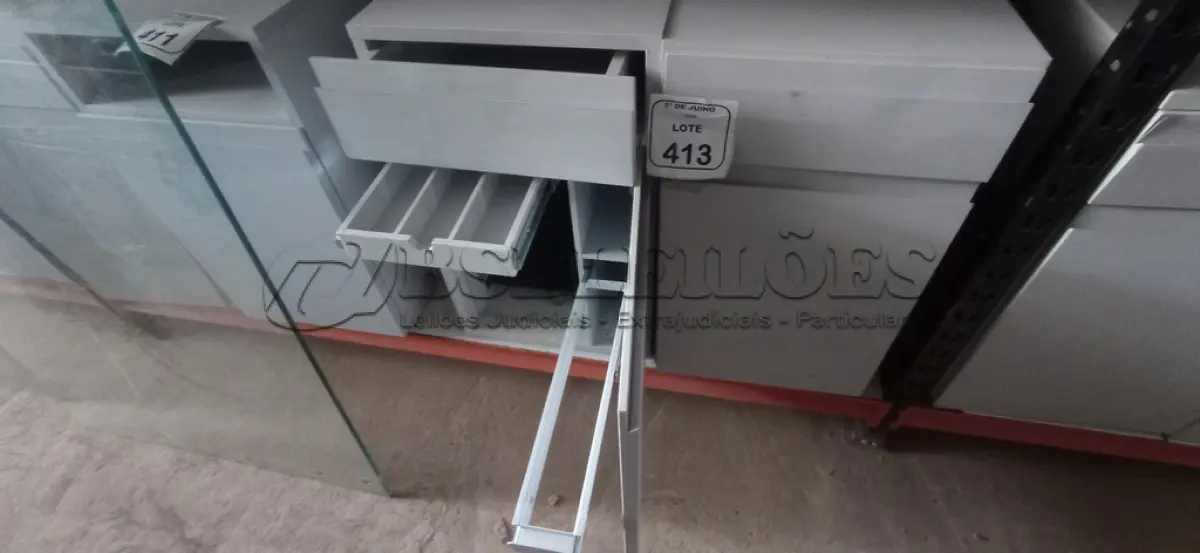 LOTE 413 - 02 ARMÁRIOS PARA CPU COM 01 PORTA E 01 GAVETA. (NO ESTADO) ATENÇÃO! FAZER A VISITAÇÃO ANTES DE ARREMATAR, NÃO SABEMOS SE FUNCIONA, LEILÃO NÃO TEM GARANTIA E NEM DEVOLUÇÃO, SUJEITO A POSSÍVEIS AVARIAS VISÍVEIS/OCULTAS E/OU AUSÊNCIA DE COMPONENTES.