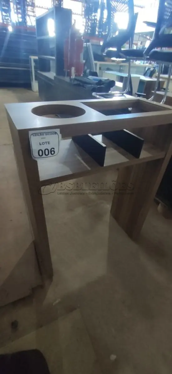 LOTE 006 - 01 MÓVEL EM MADEIRA. (NO ESTADO) ATENÇÃO! FAZER A VISITAÇÃO ANTES DE ARREMATAR, NÃO SABEMOS SE FUNCIONA, LEILÃO NÃO TEM GARANTIA E NEM DEVOLUÇÃO, SUJEITO A POSSÍVEIS AVARIAS VISÍVEIS/OCULTAS E/OU AUSÊNCIA DE COMPONENTES.