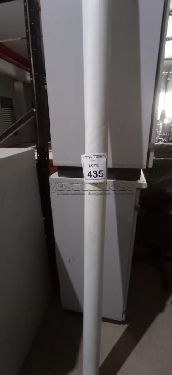 LOTE 435 - 01 TELA DE PROJEÇÃO RETRÁTIL. (NO ESTADO) ATENÇÃO! FAZER A VISITAÇÃO ANTES DE ARREMATAR, NÃO SABEMOS SE FUNCIONA, LEILÃO NÃO TEM GARANTIA E NEM DEVOLUÇÃO, SUJEITO A POSSÍVEIS AVARIAS VISÍVEIS/OCULTAS E/OU AUSÊNCIA DE COMPONENTES.