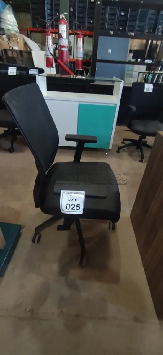 LOTE 025 - 01 CADEIRA PARA ESCRITÓRIO GIRATÓRIA ERGONÔMICA MARELLI COM ENCOSTO EM TELA MESH PRETA. (NO ESTADO) ATENÇÃO! FAZER A VISITAÇÃO ANTES DE ARREMATAR, NÃO SABEMOS SE FUNCIONA, LEILÃO NÃO TEM GARANTIA E NEM DEVOLUÇÃO, SUJEITO A POSSÍVEIS AVARIAS VISÍVEIS/OCULTAS E/OU AUSÊNCIA DE COMPONENTES.