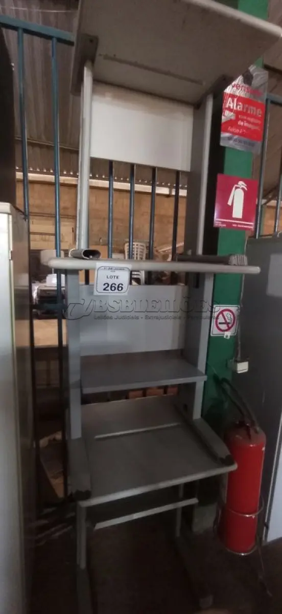 LOTE 266 - 03 MESAS PEQUENAS EM FERRO E MADEIRA. (NO ESTADO) ATENÇÃO! FAZER A VISITAÇÃO ANTES DE ARREMATAR, NÃO SABEMOS SE FUNCIONA, LEILÃO NÃO TEM GARANTIA E NEM DEVOLUÇÃO, SUJEITO A POSSÍVEIS AVARIAS VISÍVEIS/OCULTAS E/OU AUSÊNCIA DE COMPONENTES.
