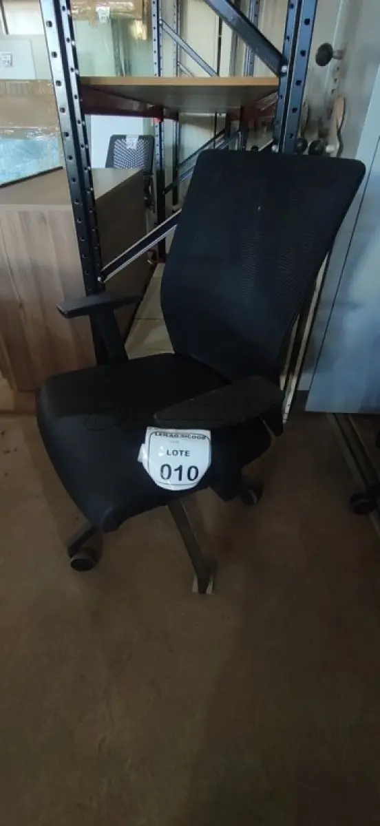 LOTE 010 - 01 CADEIRA PARA ESCRITÓRIO GIRATÓRIA ERGONÔMICA MARELLI COM ENCOSTO EM TELA MESH PRETA. (NO ESTADO) ATENÇÃO! FAZER A VISITAÇÃO ANTES DE ARREMATAR, NÃO SABEMOS SE FUNCIONA, LEILÃO NÃO TEM GARANTIA E NEM DEVOLUÇÃO, SUJEITO A POSSÍVEIS AVARIAS VISÍVEIS/OCULTAS E/OU AUSÊNCIA DE COMPONENTES.