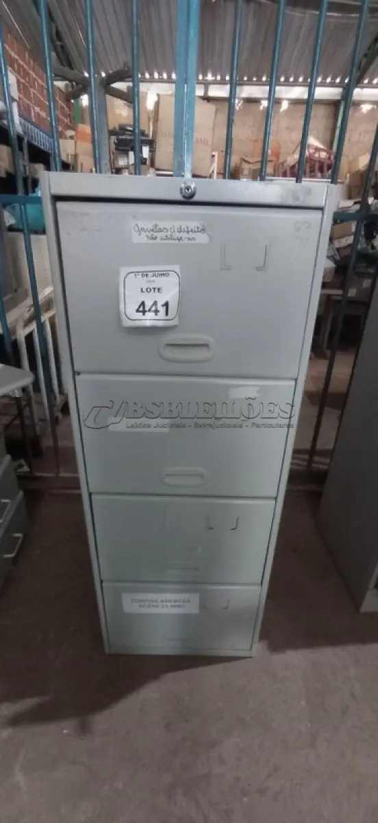 LOTE 441 - 01 ARQUIVO DE AÇO COM 04 GAVETAS. (NO ESTADO) ATENÇÃO! FAZER A VISITAÇÃO ANTES DE ARREMATAR, NÃO SABEMOS SE FUNCIONA, LEILÃO NÃO TEM GARANTIA E NEM DEVOLUÇÃO, SUJEITO A POSSÍVEIS AVARIAS VISÍVEIS/OCULTAS E/OU AUSÊNCIA DE COMPONENTES.