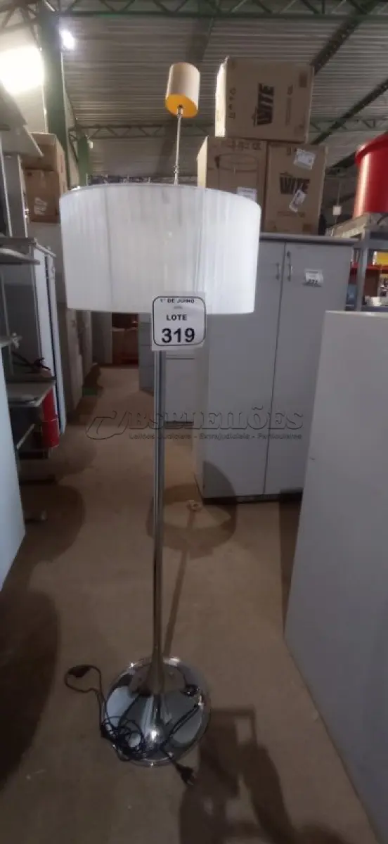 LOTE 319 - 01 ABAJUR DE CHÃO. (NO ESTADO) ATENÇÃO! FAZER A VISITAÇÃO ANTES DE ARREMATAR, NÃO SABEMOS SE FUNCIONA, LEILÃO NÃO TEM GARANTIA E NEM DEVOLUÇÃO, SUJEITO A POSSÍVEIS AVARIAS VISÍVEIS/OCULTAS E/OU AUSÊNCIA DE COMPONENTES.