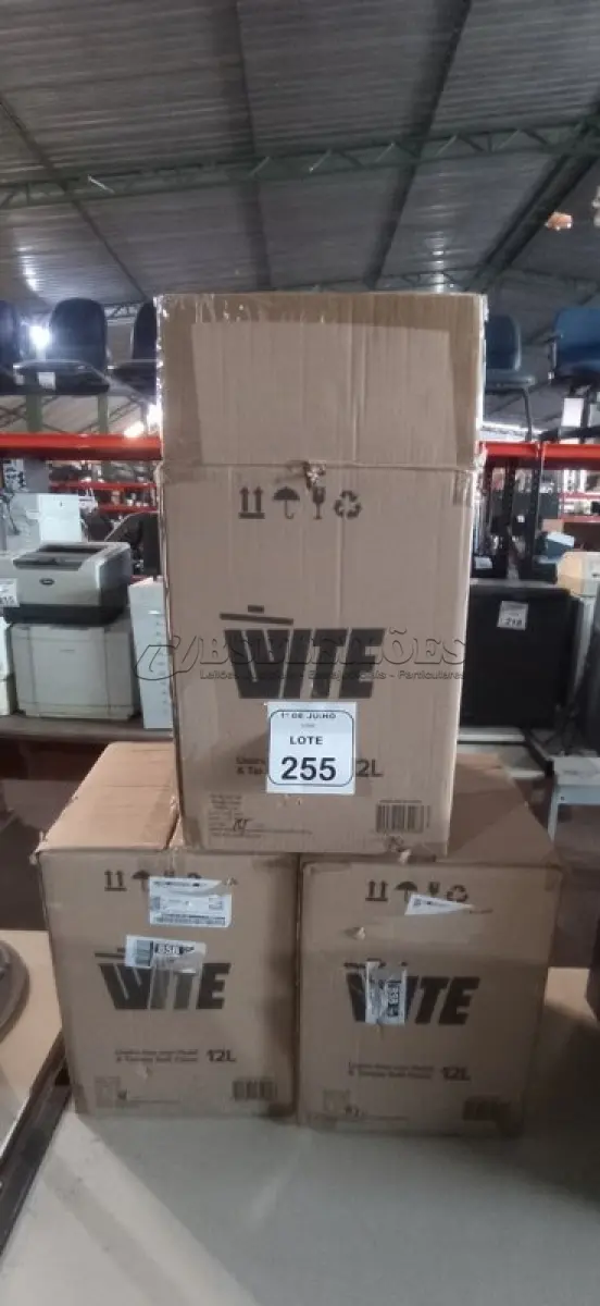 LOTE 255 - 03 LIXEIRAS EM INOX COM PEDAL SEM TAMPA. (NO ESTADO) ATENÇÃO! FAZER A VISITAÇÃO ANTES DE ARREMATAR, NÃO SABEMOS SE FUNCIONA, LEILÃO NÃO TEM GARANTIA E NEM DEVOLUÇÃO, SUJEITO A POSSÍVEIS AVARIAS VISÍVEIS/OCULTAS E/OU AUSÊNCIA DE COMPONENTES.