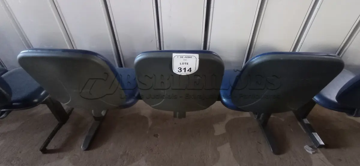 LOTE 314 - 01 CADEIRA TIPO LONGARINA COM 03 LUGARES. (NO ESTADO) ATENÇÃO! FAZER A VISITAÇÃO ANTES DE ARREMATAR, NÃO SABEMOS SE FUNCIONA, LEILÃO NÃO TEM GARANTIA E NEM DEVOLUÇÃO, SUJEITO A POSSÍVEIS AVARIAS VISÍVEIS/OCULTAS E/OU AUSÊNCIA DE COMPONENTES.
