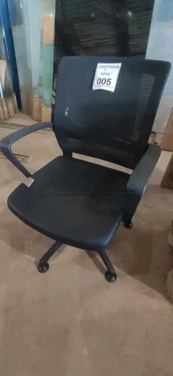 LOTE 005 - 01 CADEIRA PARA ESCRITÓRIO EXECUTIVA PRETA. (NO ESTADO) ATENÇÃO! FAZER A VISITAÇÃO ANTES DE ARREMATAR, NÃO SABEMOS SE FUNCIONA, LEILÃO NÃO TEM GARANTIA E NEM DEVOLUÇÃO, SUJEITO A POSSÍVEIS AVARIAS VISÍVEIS/OCULTAS E/OU AUSÊNCIA DE COMPONENTES.
